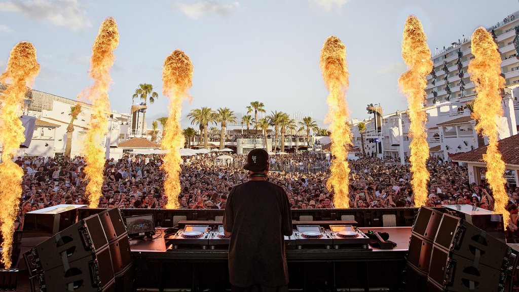 Reasons To Visit Ushuaïa Ibiza in September: Calvin Harris, ANTS, David Guetta, Martin Garrix, I Love Reggaeton, John Summit, Dimitri Vegas & Like Mike.