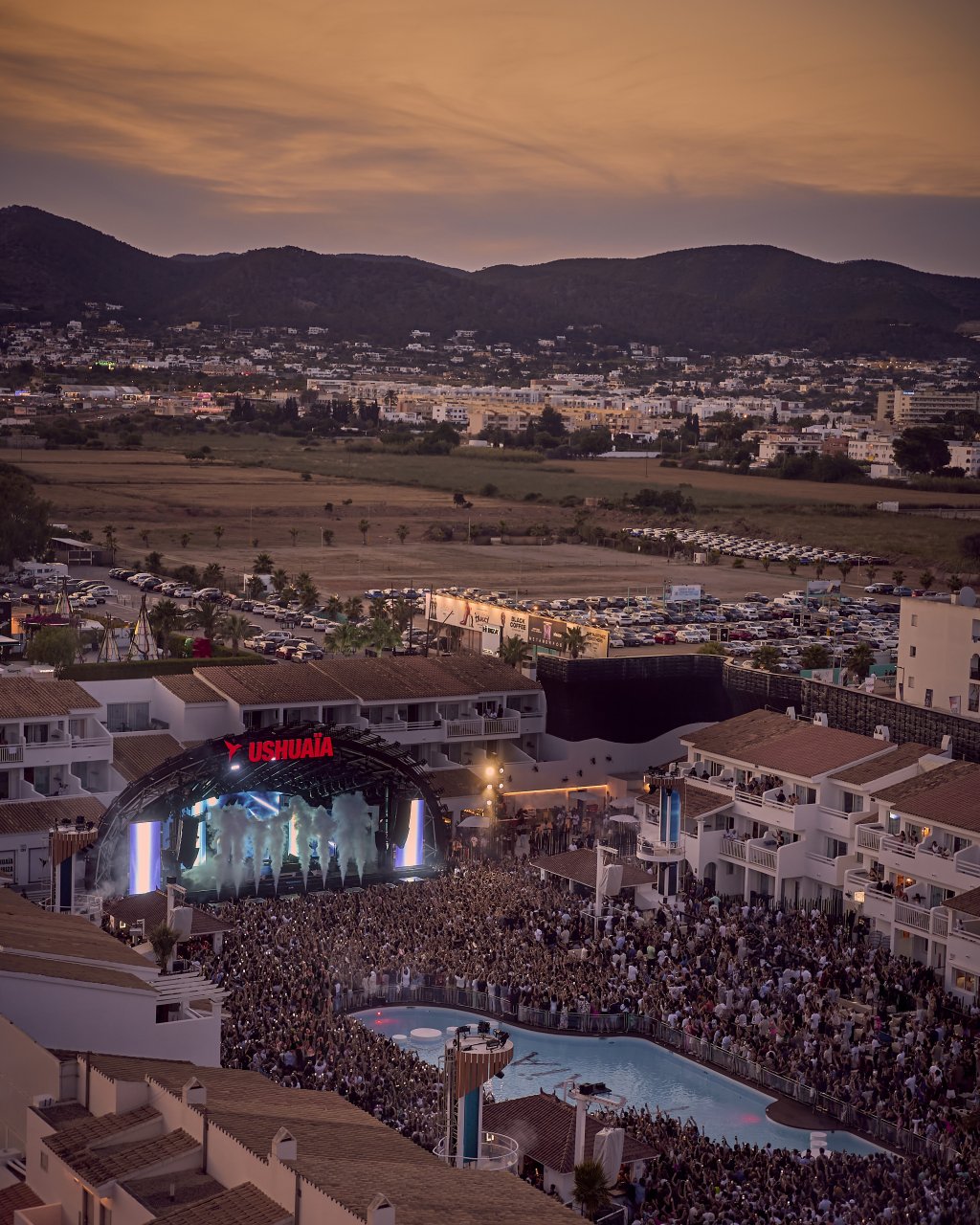 Reasons To Visit Ushuaïa Ibiza in September: Calvin Harris, ANTS, David Guetta, Martin Garrix, I Love Reggaeton, John Summit, Dimitri Vegas & Like Mike.